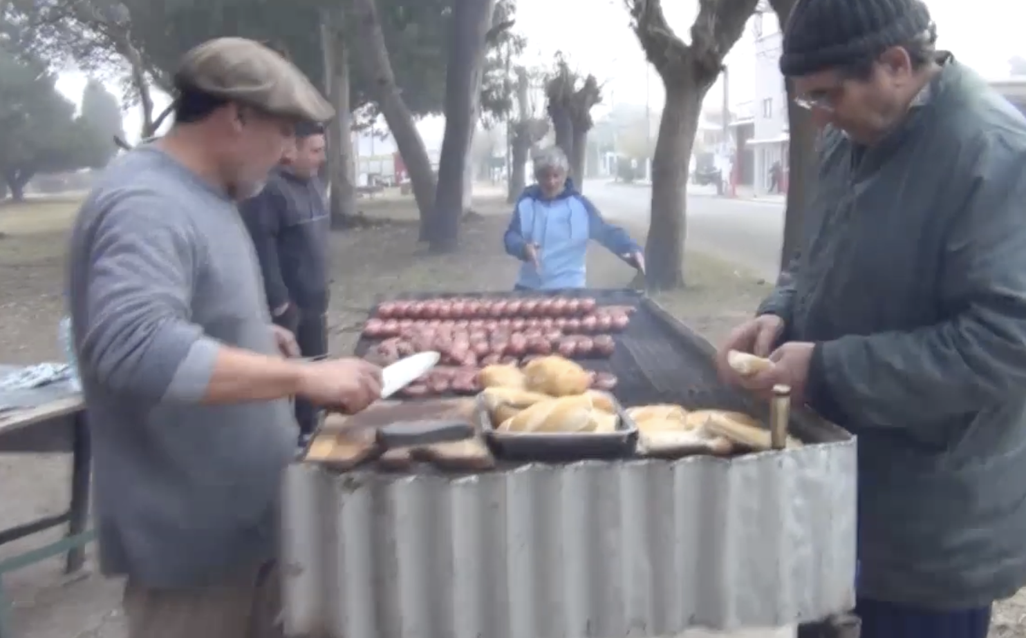 Vecinos de San Clemente recaudan dinero en la Plaza Gauchos del Sur para peregrinar a Luján